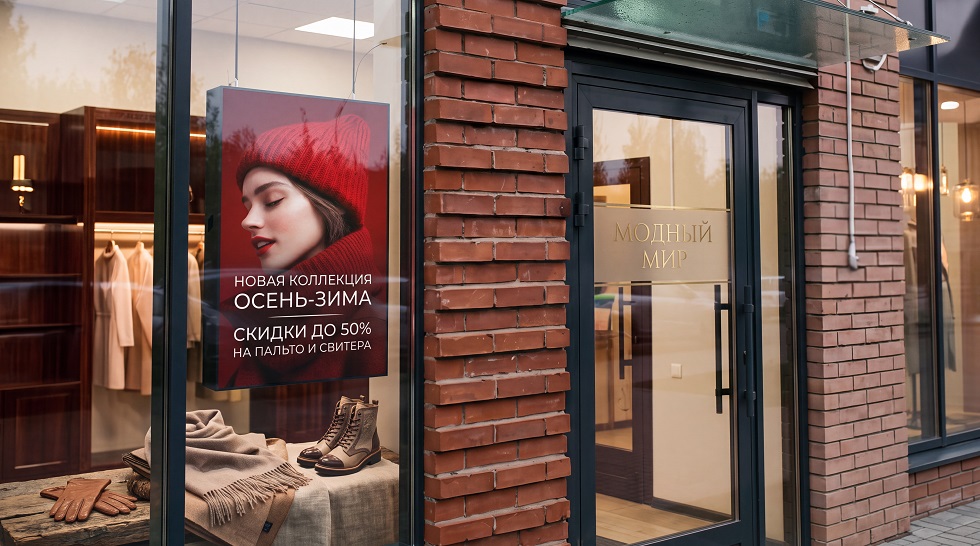 Яркий защищённый экран в витрине под прямым солнечным светом